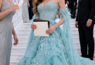 The lady wanted to embarrass her employee in front of 300 people and told her: “Don’t forget to come in formal attire,” believing that she would arrive in embarrassment and borrowed clothes; but the young woman appeared with an impossible dress, a hidden invitation, and a family secret that no one was prepared to hear.